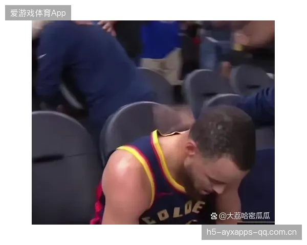 库里赛场边为球迷单膝致敬，暖场画面刷屏